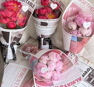 Papier de fond pour bouquet de la Saint-Valentin, style journal anglais illustré, matériel d'emballage - Product Image 1