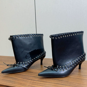 Bottines à talons bas pour femmes, à lacets, coupe ample à la cheville, avec découpes larges et trous métalliques décoratifs, bout pointu et nœud avant - Product Image 4