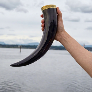 Vaso para Beber de Cuerno de Búfalo, Forma Natural, Pulido en Negro con Borde Dorado, Artículo Coleccionable con Temática Animal - Product Image 1