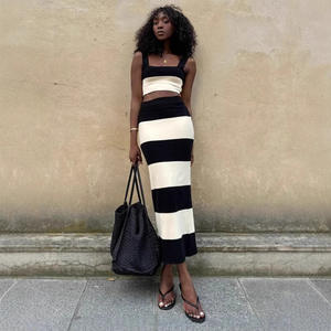 Nuovo Completo Estivo 2024 per Donna, Stile Europeo Americano Mediorientale, Nero e Bianco, in Maglia Elasticizzata a Righe - Product Image 1