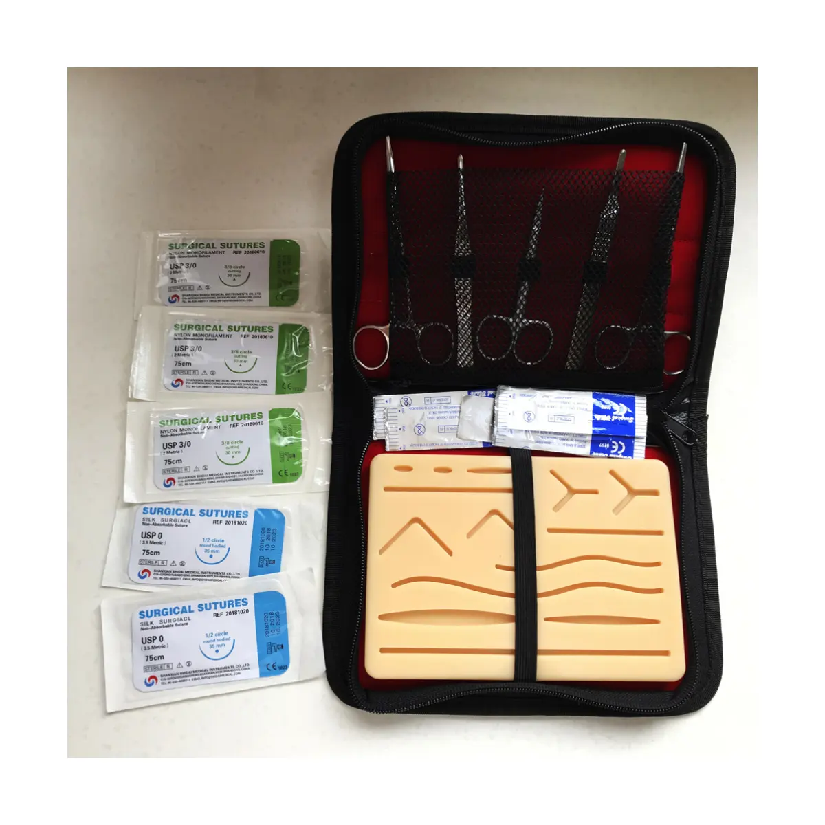 Actionner le modèle de pratique de suture Training Pad Skin Practice Suturing Instrument Set For Suturing