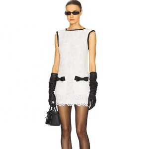 Robe mini en dentelle blanche sans manches pour femmes, respirante, design en A, col carré, coupe ajustée, dos nu sexy - Product Image 1