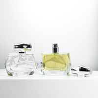 Flacon de parfum en verre facetté de 100 ml avec logo personnalisé, capuchon en bambou détachable, pulvérisateur à pompe, carton pour les marques de parfums indépendantes