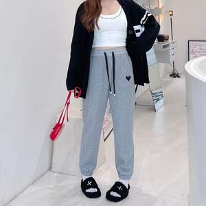 กางเกงวอร์มขาจั๊มพ์ปักลายหัวใจ รุ่น Runqi ผ้าฟลีซบุขนด้านใน สำหรับผู้หญิงไซส์พลัส ใส่ได้ทั้งฤดูใบไม้ร่วงและฤดูหนาว สไตล์ลำลอง ขาทรงสอบ - Product Image 1