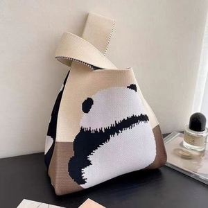 Sac fourre-tout moyen en polyester tricoté à motif quadrillé, fait main, au crochet, avec poignée courte, personnalisable, idéal pour un cadeau - Product Image 5