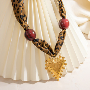 Collar de seda con estampado de leopardo y colgante de corazón dorado para mujer, joyería de moda, accesorio con cadena de acero inoxidable - Product Image 4