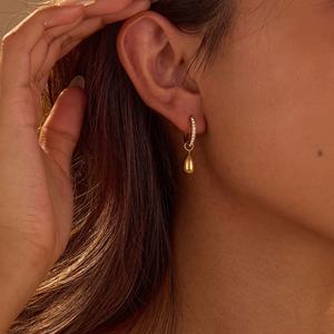 Boucles d'oreilles créoles petites en acier inoxydable plaqué or 18 carats, design géométrique tendance avec une touche de luxe et de finesse, très demandées - Product Image 4