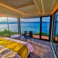 Chambre d'hôtel préfabriquée de luxe moderne en acier, style capsule spatiale futuriste, X7, avec fenêtres panoramiques en verre et balcon en bois, pour complexe hôtelier