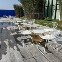 Ensemble de mobilier d'extérieur pour réceptions et loisirs, style influenceur, pour villa de cour nordique, comprenant tables et chaises en fer forgé et table basse en pierre de porcelaine