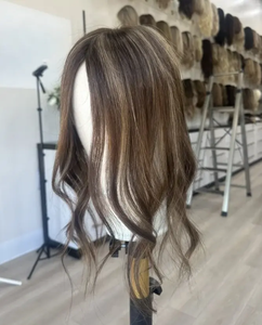 Topper respirant <span class=keywords><strong>en</strong></span> mono avec cheveux européens de qualité supérieure, alignés sur les cuticules, entièrement noués à la main, avec mèches caramel dimensionnelles, pour femmes souffrant de perte de cheveux - Product Image 3