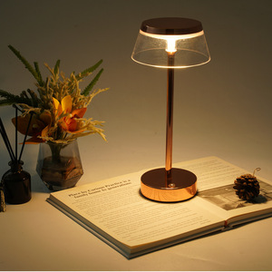 Đèn bàn nghệ thuật sắt cao cấp hiện đại, sản xuất trực tiếp tại nhà máy, kiểu dáng sang trọng hình ly, thích hợp cho phòng ngủ, khách sạn, quán cà phê, bàn ăn hoặc bàn cạnh giường, quầy bar. - Product Image 1