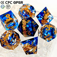 Dés polyédriques D&D en résine transparente à bords tranchants, avec noyau en or et impression d'encre bleue et rouge, modèle Royal Lord