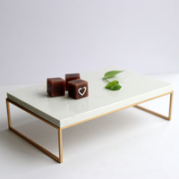 Présentoir à gâteau rectangulaire en marbre personnalisé en gros plateaux de présentation blancs de luxe à 2 niveaux avec poignée dorée