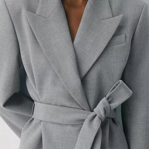 Trajes y Blazers Cortos Grises con Cinturón para Mujer, Silueta Entallada con Definición en la Cintura - Product Image 5