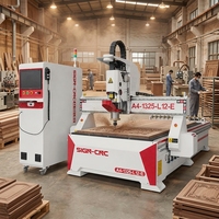 Machine de travail du bois CNC de haute précision avec système ATC et table à vide pour la fabrication de portes d'armoires et le traitement du bois massif