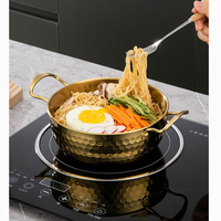 Nouilles instantanées et ramen de style coréen doré en acier inoxydable à double poignée texturé marteau servant un petit pot à lait