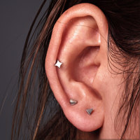 Piercing d'oreille en titane ASTM F136 à filetage interne, étoile à quatre branches, plaqué or, hypoallergénique, pour hélix, tragus, labret