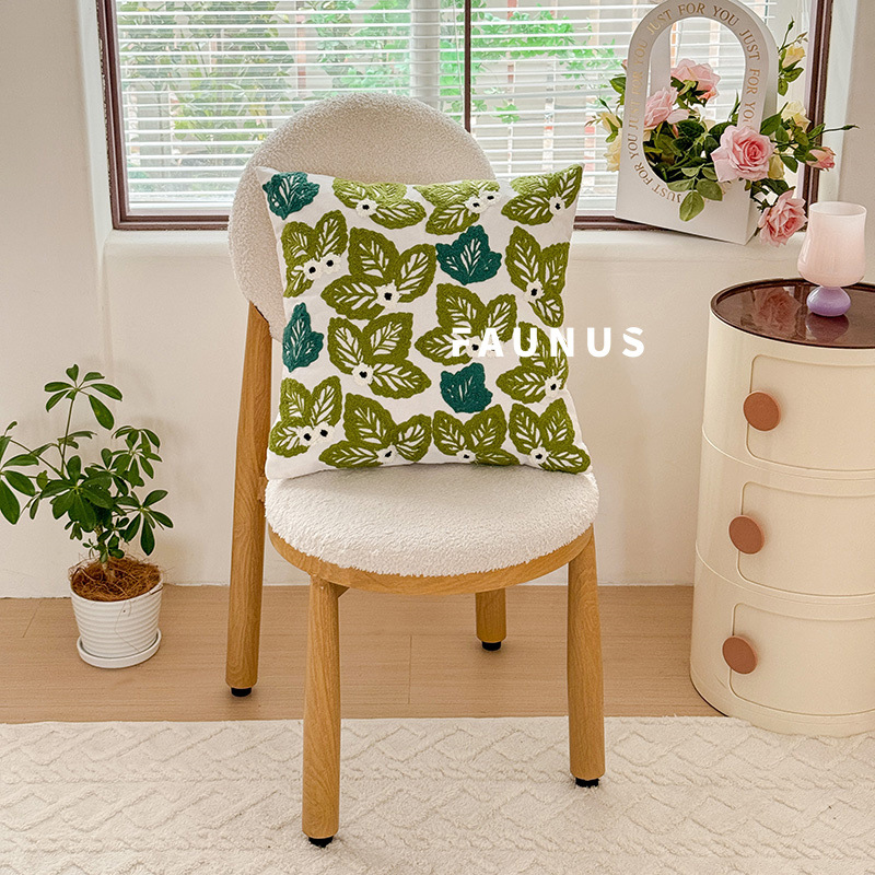 Embroidered leaf pattern in the wind 4545