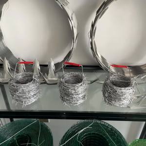 รั้ว<span class=keywords><strong>ลวดหนาม</strong></span>เหล็กชุบสังกะสีราคาประหยัดแบบคอนเสิร์ตติน่า ป้องกันการปีนป่าย ทนทาน เหมาะสำหรับไซต์ก่อสร้าง - Product Image 4