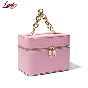 Trousse de maquillage de luxe en PU rose avec compartiments amovibles Sac cosmétique de voyage moderne Sac de beauté personnalisé avec poignée en chaîne en métal - Product Image 2