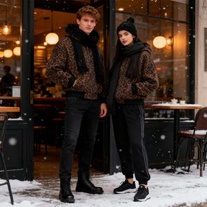 Sudadera con capucha unisex de invierno estilo streetwear americano, cortavientos y cálida, con cuello de piel, diseño personalizado con estampado de leopardo, cremallera y corte oversize. - Product Image 4