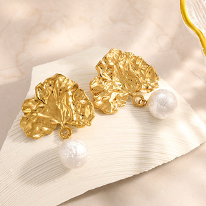 Pendientes de Hoja Chapados en Oro con Perla Colgante, Acero Inoxidable Chapado en Oro de 18k, Pendientes Finos para Uso Diario - Product Image 2