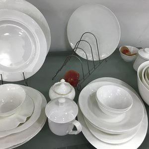 Service d'Assiettes et Bols Plats de Dîner Blanc Nordique de Haute Qualité, Bordure Dorée, en Porcelaine Céramique de Luxe pour Hôtel et Restaurant - Product Image 4