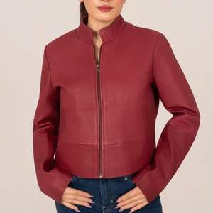 Chaqueta de Motociclista Clásica de Cuero Genuino Rojo para Mujer, Transpirable, con Cuello Alto, para Invierno, Estilo Motero - Product Image 1
