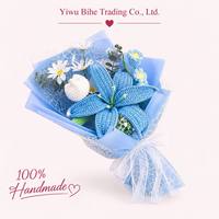 BH Handgefertigter Häkel-Lilien-Rosen-Blumenstrauß Künstliche Blumen Geburtstagsgeschenk Heimdekoration Großhandel