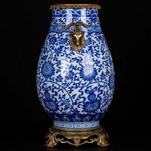 Vaso antico in porcellana blu e bianca di alto valore, di forma ovale, <span class=keywords><strong>con</strong></span> manico e base a testa di capra in ottone. - Product Image 2