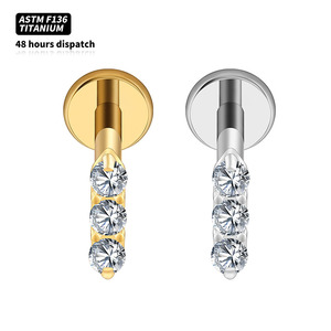 Pendiente de titanio ASTM F136 con triple circonita cúbica en forma de <span class=keywords><strong>flecha</strong></span>, joyería clásica para piercing de cartílago, hélice, <span class=keywords><strong>tragus</strong></span> y lóbulo para mujeres y hombres - Product Image 1