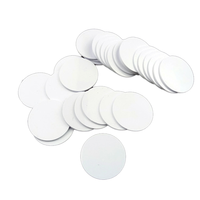 Mini étiquette RFID NFC pièce de monnaie en PVC blanc 213 215 cartes de jeu fréquence 125kHz puce 1k modèle ISO pour les applications hôtelières code QR papier PET