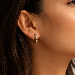 Aros chapados en oro de 14k con circonita y piedras verdes para fiestas - Product Image 2