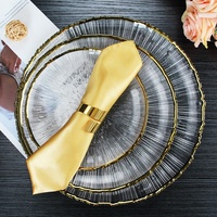 Nouveautés Vaisselle Sous-assiettes Plateaux à fruits Assiettes rondes modernes pour mariage Assiettes de présentation de 13 pouces avec bord doré pour événements