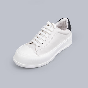 أحذية رياضية للرجال من الجلد الأبيض بكعب أسود ، أحذية كاجوال عصرية مريحة للمشي ، نمط حياة رياضي للبيع بالجملة - Product Image 2