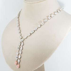 Collier double pendentif en or blanc 18 carats de qualité supérieure avec diamants blancs multi-tailles et diamants roses vifs fantaisie, idéal pour les occasions de soirée, en vente - Product Image 3