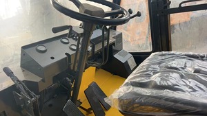 Chariot élévateur diesel Komatsu 160 de 6 tonnes d'occasion d'origine japonaise avec déplaceur latéral pour entrepôt, port, usine, construction, etc. - Product Image 5