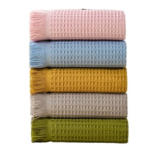 Summer New Arrival Serviette de plage en <span class=keywords><strong>nid</strong></span> <span class=keywords><strong>d</strong></span>'<span class=keywords><strong>abeille</strong></span> à carreaux Serviette de bain gaufrée avec pompon - Product Image 1