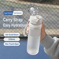 Bouteille d'eau sportive en plastique de style minimaliste grande capacité 550 ml avec corde portable pour l'été
