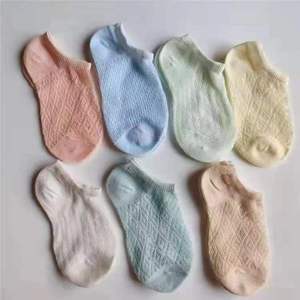 Vente en gros de chaussettes courtes respirantes de couleur unie pour enfants, vêtements d'été pour nouveau-né, ensemble cadeau, chaussettes - Product Image 5
