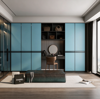 Armoire de chambre à coucher de luxe légère avec design noir et blanc, portes en verre et solutions de rangement personnalisées