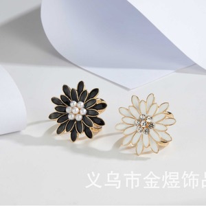 Boucle de Foulard Daisy en Alliage avec Perles et Strass, Version Noire et Blanche, Motif Floral, Origine Jinhua - Product Image 4