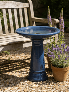 Bain d'oiseaux et mangeoire en céramique émaillée bleu cobalt brillant, design sur piédestal, pour extérieur, intérieur, maison, jardin, avec trou de drainage en terre cuite - Product Image 4