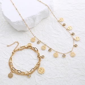 Conjunto de Collar y Pulsera de Oro para Mujer, Diseño Exclusivo, Moderno, Multicapa, con Dijes Finos Inspirados en Diamantes y Caras Sonrientes Rojas - Product Image 5