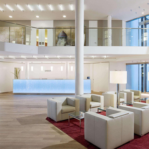 Comptoir de réception d'hôtel moderne personnalisé avec éclairage LED rétroéclairé, grand format, blanc, forme rectangulaire, surface solide, façade en bois - Product Image 2