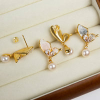 Boucles d'oreilles clous délicates en laiton plaqué or 18 carats avec motif papillon cubique, bijoux tendance pour femmes