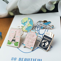 Großhandel Metall Englisch Reise Alphabet Anstecknadel Cartoon Flugzeug Erde Heißluft ballon Form Emaille Pin Abzeichen für Handtasche