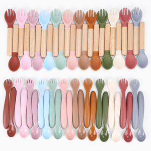 Ensemble de vaisselle en silicone multicolore écologique sans BPA, anti-fuite, pour bébé, avec gobelet, bol et bavoirs - Product Image 4