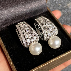 Orecchini con Zirconi e Perle Simulate per Donne, Eleganti Gioielli da Sera e da Sposa - Product Image 1