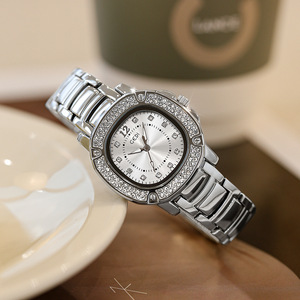 Reloj Cuadrado Plateado para Mujer con Bisel de Cristal, Brazalete de Acero Inoxidable, Elegante Reloj de Pulsera de Cuarzo - Product Image 4